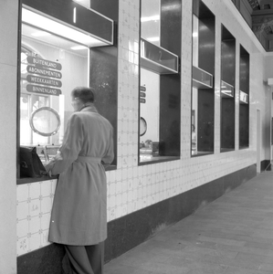 846242 interieur van het N.S.-station Delft te Delft: loketten.